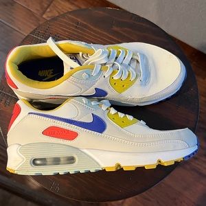 Like new Nike air 90’s. Size 10 womens
